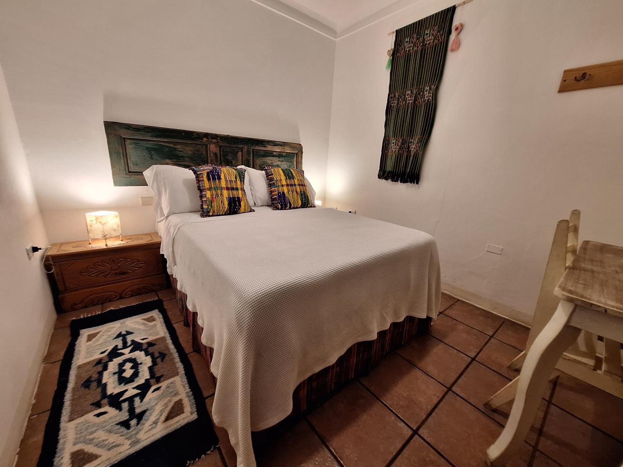 Yellow House Hostel B&B Antigua Екстер'єр фото