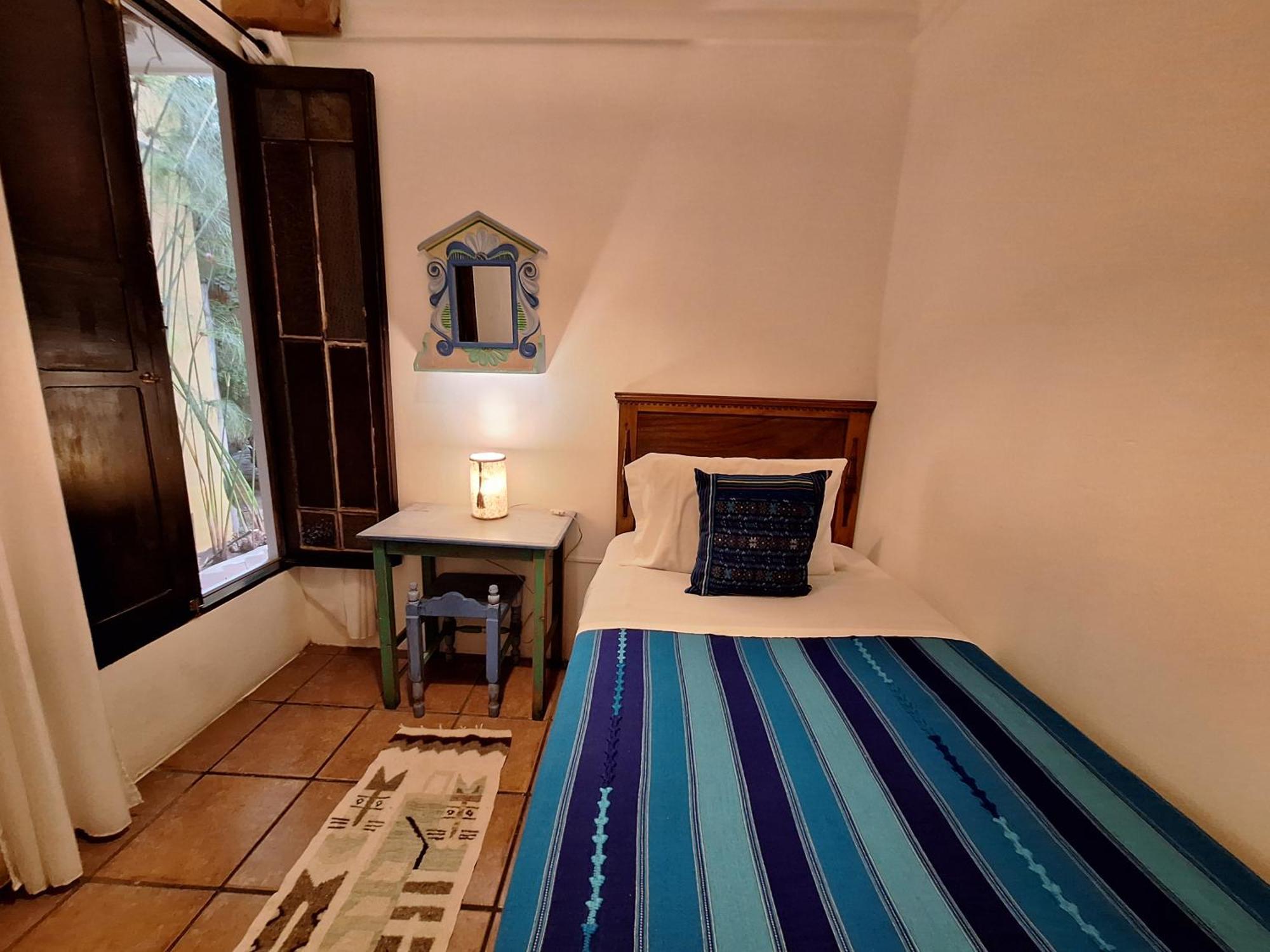 Yellow House Hostel B&B Antigua Екстер'єр фото